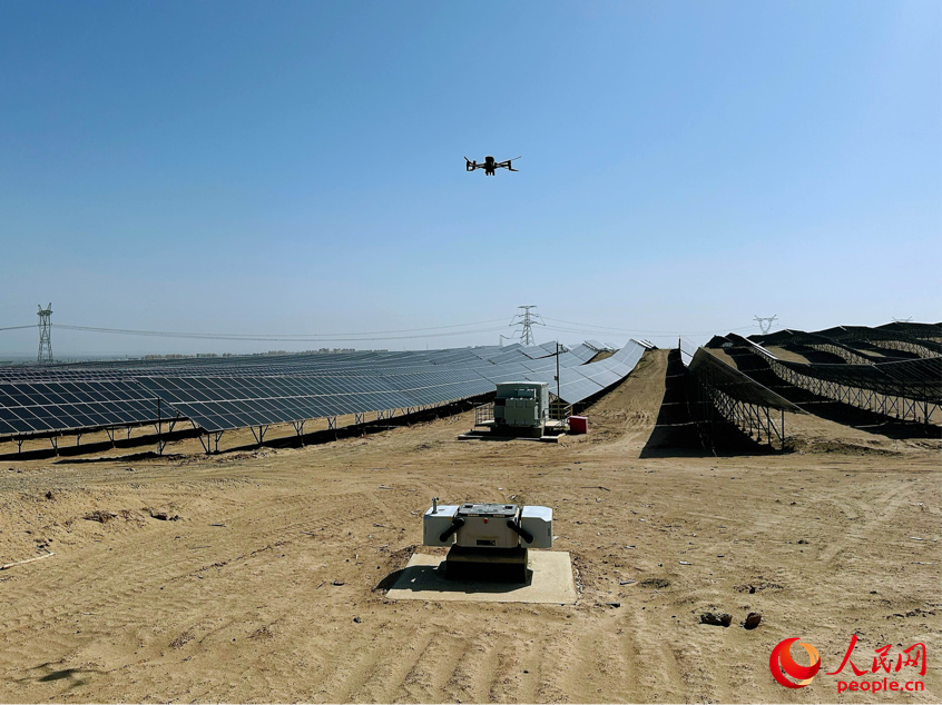 大唐十四師昆玉100萬(wàn)千瓦光伏基地積極開(kāi)展數(shù)字化、智能化改造，實(shí)現(xiàn)智慧運(yùn)行、智慧運(yùn)維、智慧安全。圖為無(wú)人機(jī)巡檢。人民網(wǎng)記者 楊睿攝
