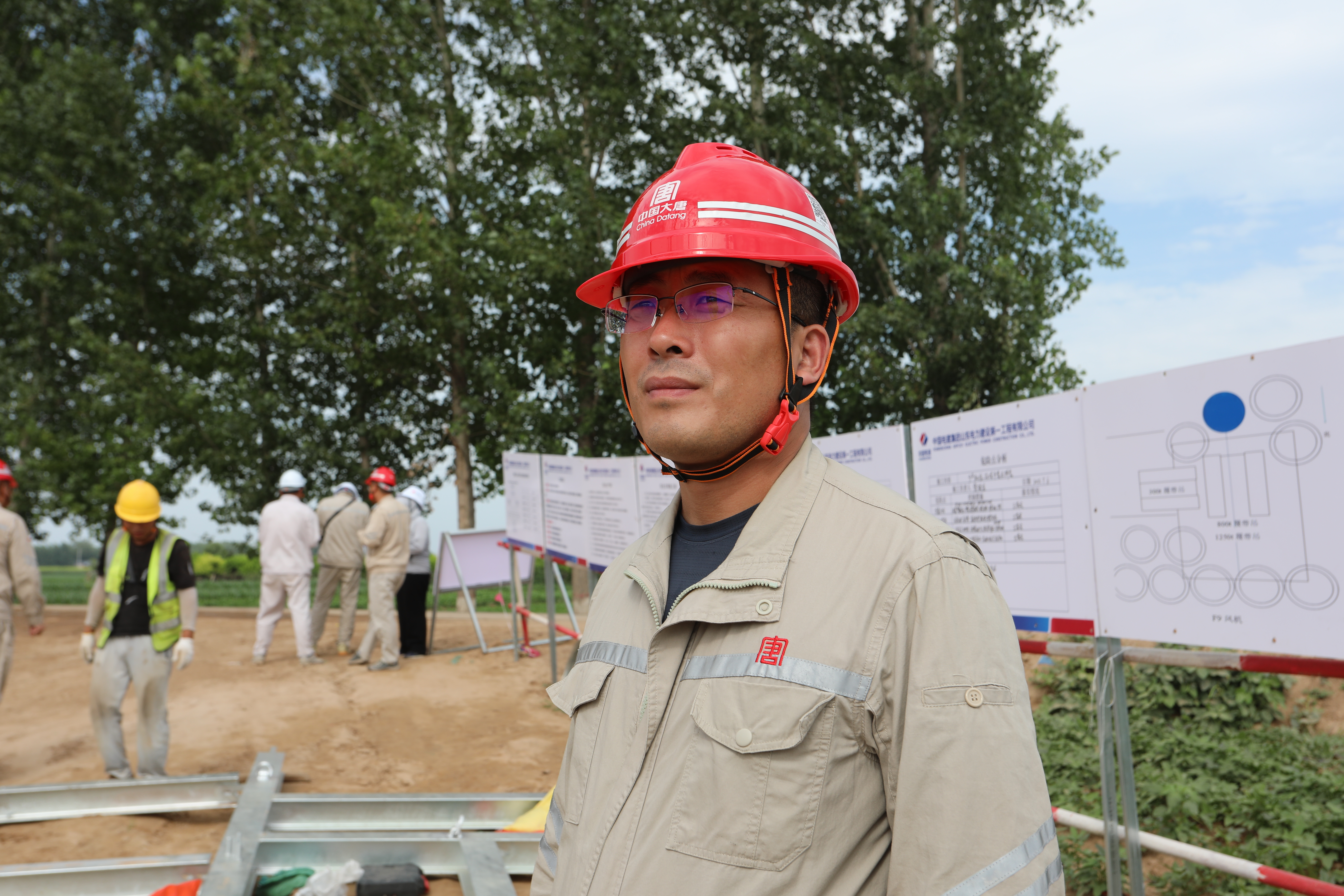 工程部許志偉在施工現場.jpg