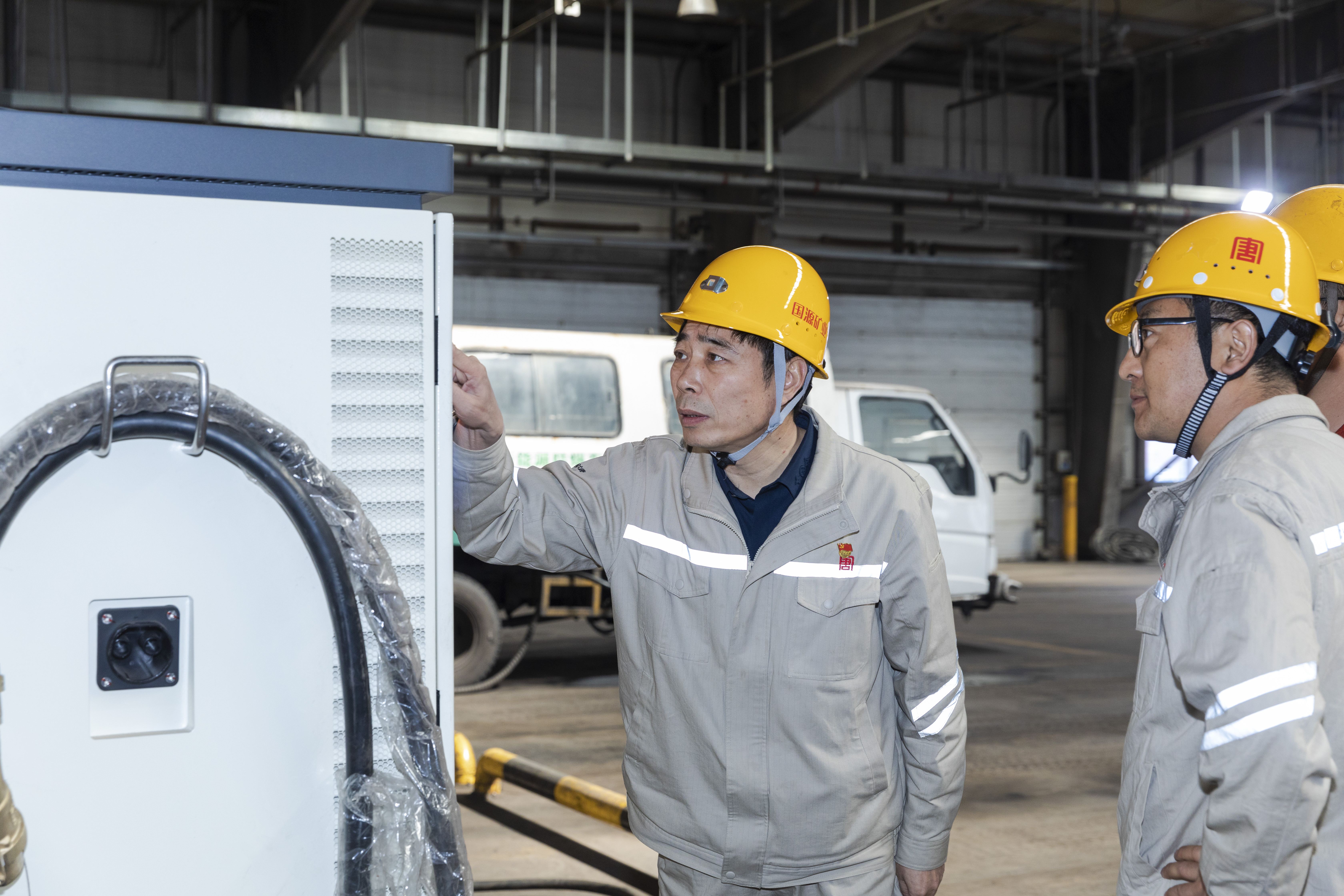 于進在龍王溝煤礦輔運工區(qū)檢查新能源汽車充電裝置安全運行情況.jpg