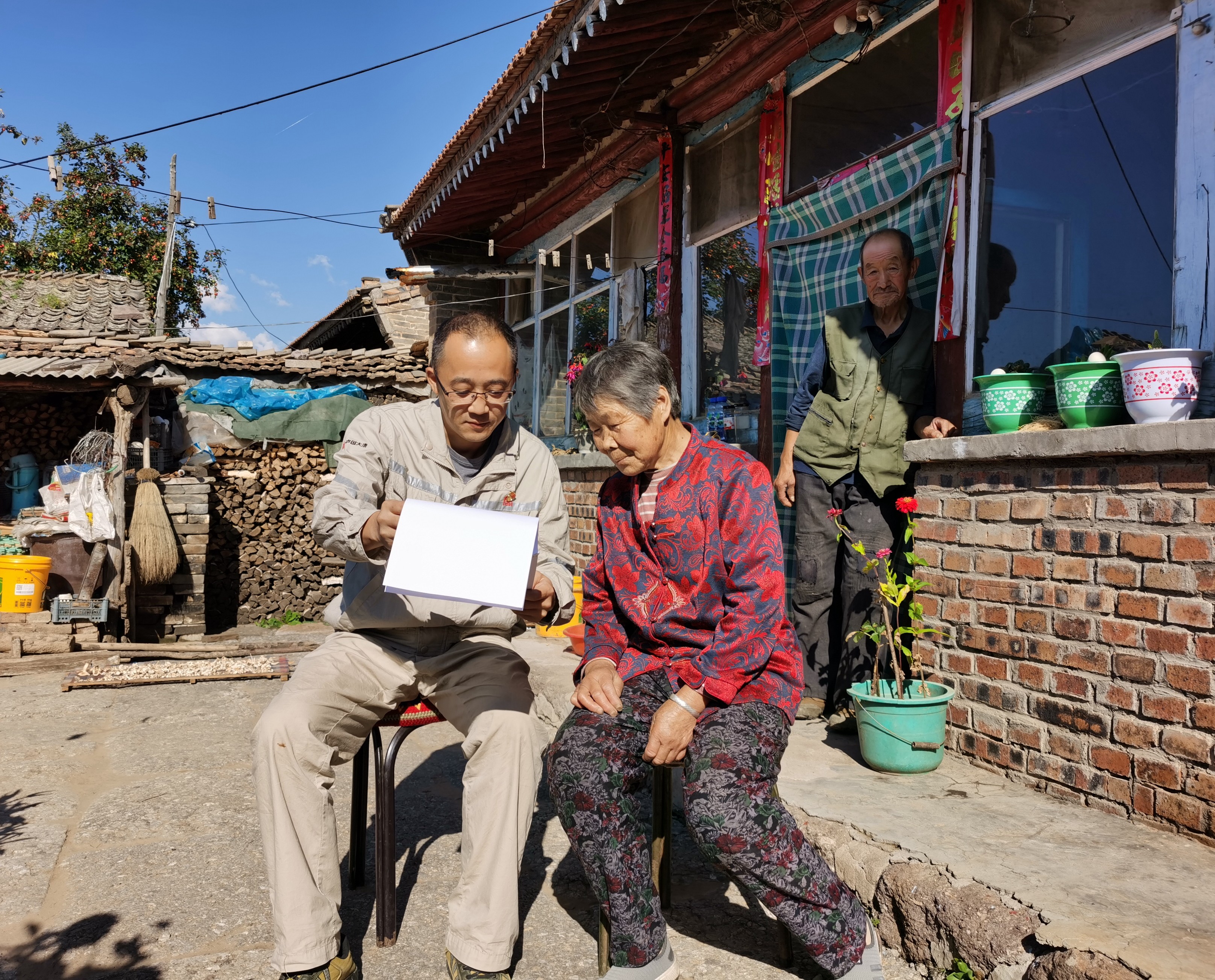 1731311353611018460.jpg 為村民講解相關(guān)政策。黃建安攝_副本.jpg